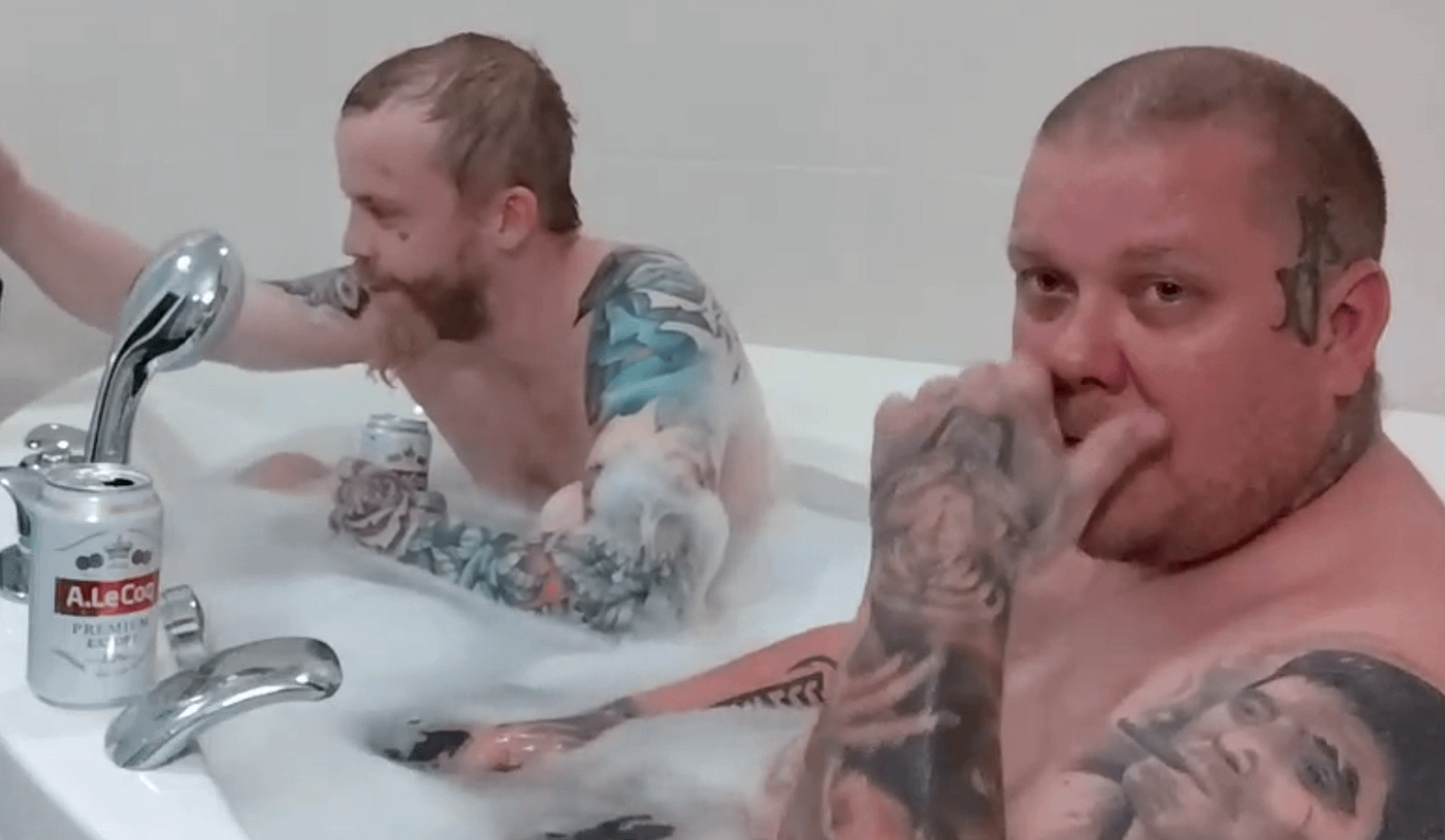 Pottukoira ja Hemppu kylvyssä